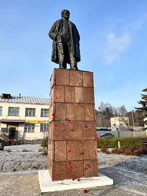 В центре Юрьевца стоит Ленин с дырой в голове